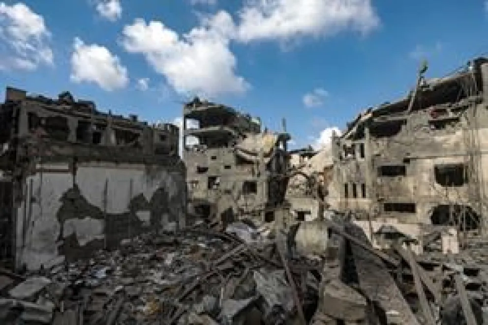 Imagen de archivo de casas destruidas tras un bombardeo israelí en Gaza.   Foto: EFE