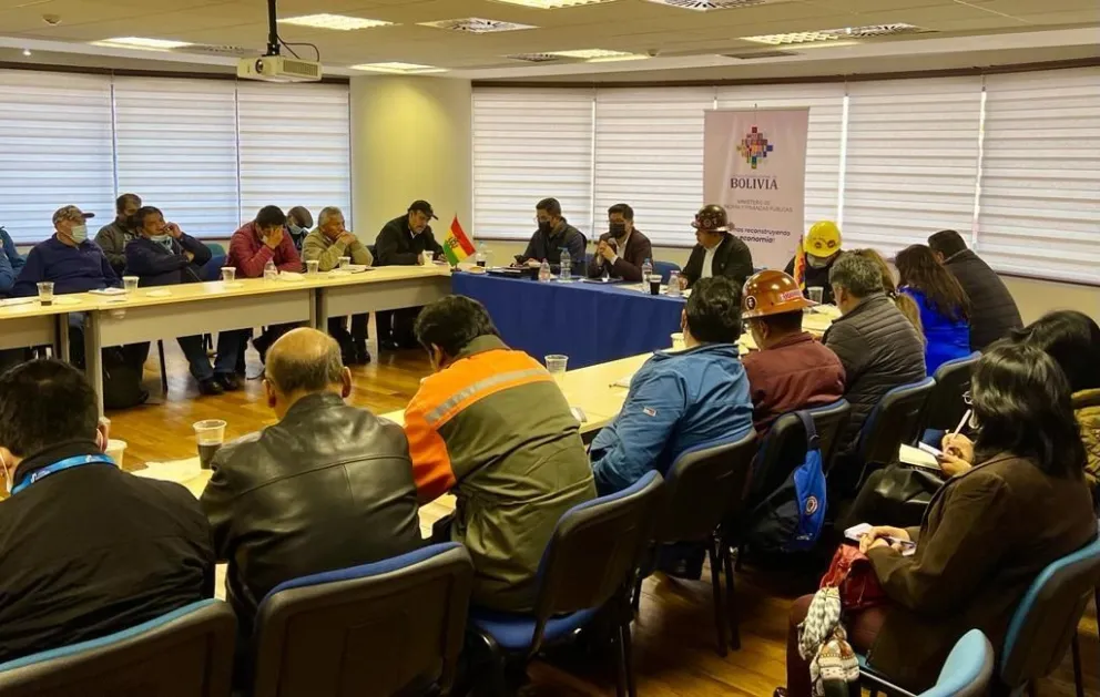 Autoridades de Gobierno reunidas con los dirigentes de la COB, en un primer encuentro para tratar el aumento salarial. Foto: ABI