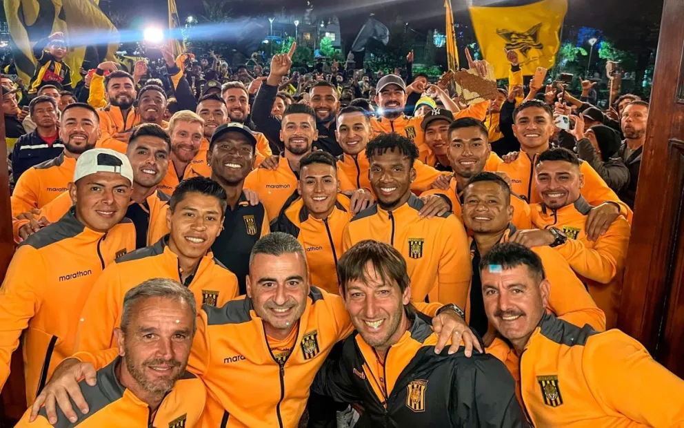 Jugadores y cuerpo técnico del atigrado recibieron el apoyo de sus hinchas. Foto: The Strongest