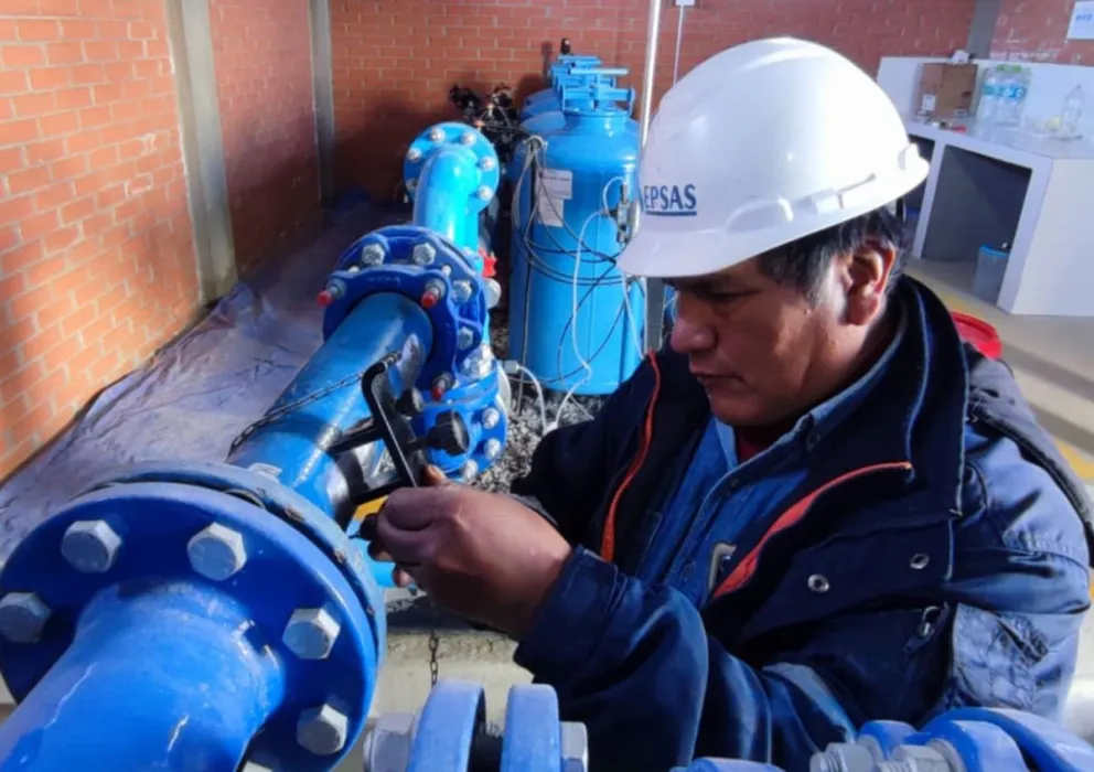 Un operario de Epsas realiza una inspección en la planta de tratamiento de agua. Foto: @EpsasB