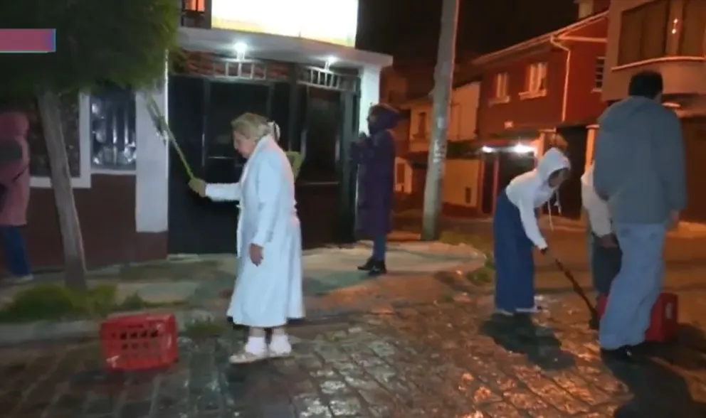 Vecinos protestaron golpeando objetos en la calle. Foto: Captura de video