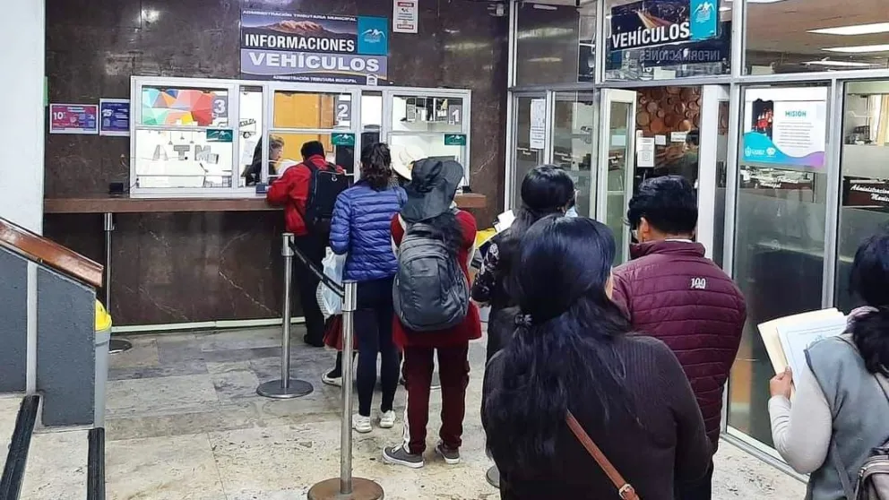 Propietarios hacen fila para pagar tributos (foto referencial). Foto: Alcaldía de La Paz. 