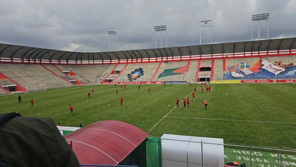 El plantel albirrojo en su entrenamiento matinal de hoy. Foto Luis Alvarez