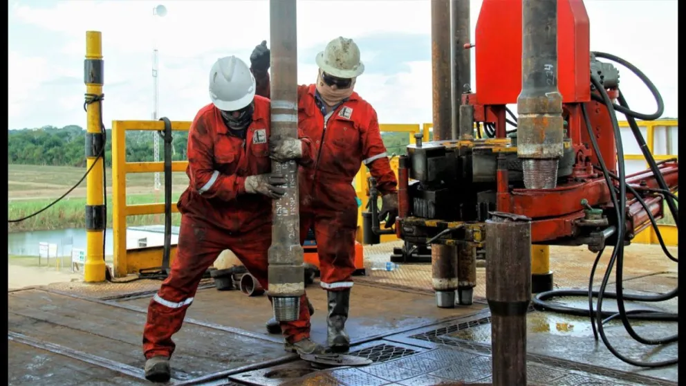 Operadores en una plataforma gasífera. Foto: YPFB 