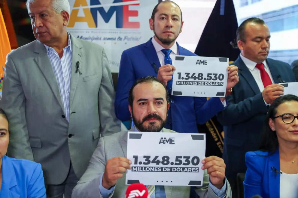 El presidente de la Asociación de Municipalidades de Ecuador (AME), Patricio Maldonado (centro, en la primera fila), en una rueda de prensa este martes en Quito (Ecuador).  Foto: EFE