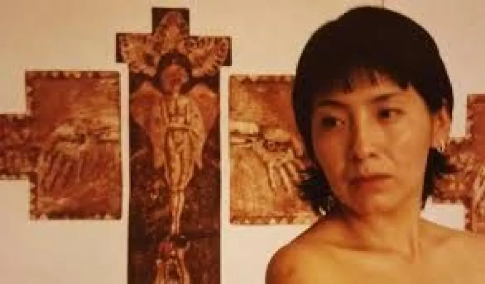 La artista Claribel Iris Arandia Torrez junto a una de sus obras. Foto: MNA