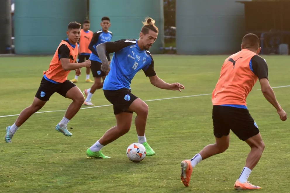 Da Costa domina la pelota en la sesión de fútbol que hizo la Academia en Santiago. Foto: Club Bolívar.