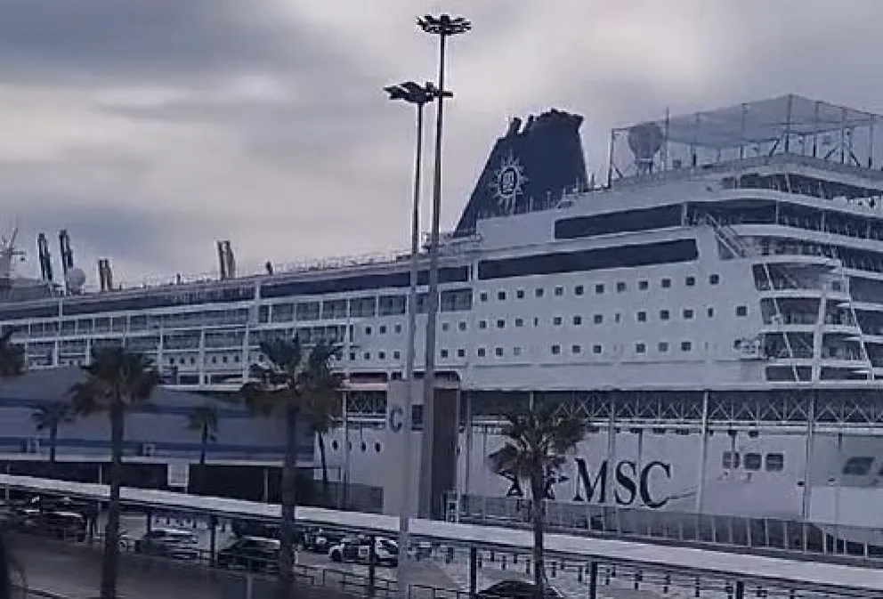 El barco de la empresa  MSC Cruises, donde se encuentran los 96 ciudadanos bolivianos. Foto: Captura.