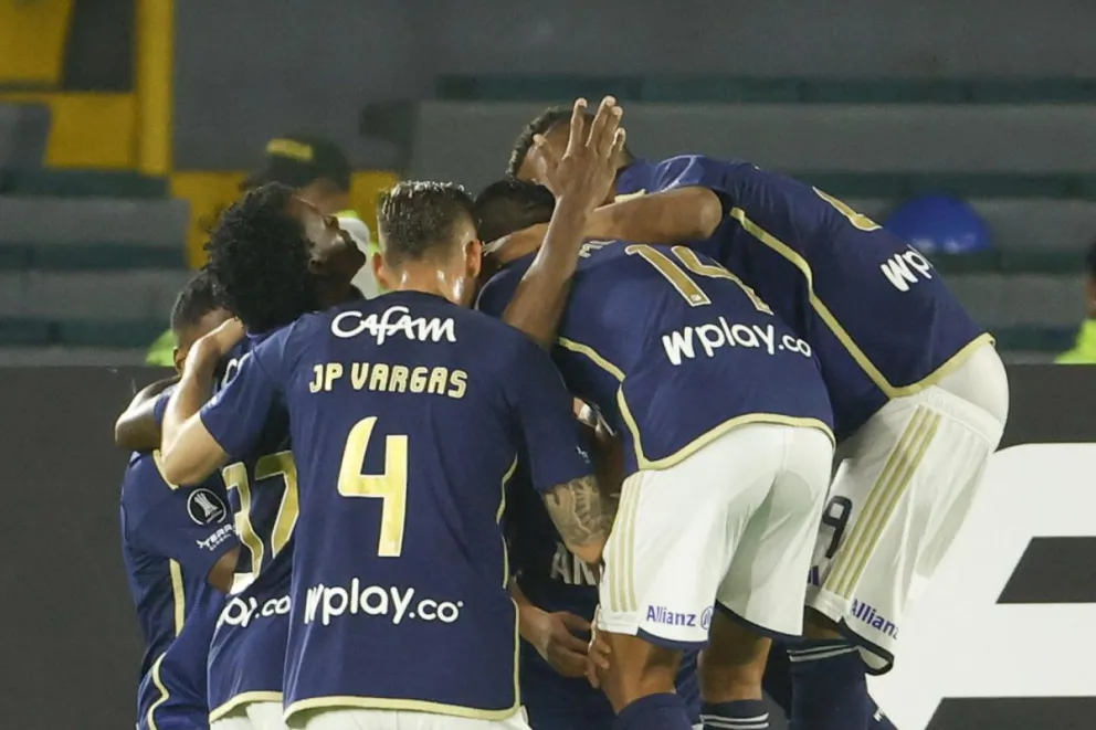 El festejo de los jugadores de Millonarios que celebran el tanto del empate. Foto EFE