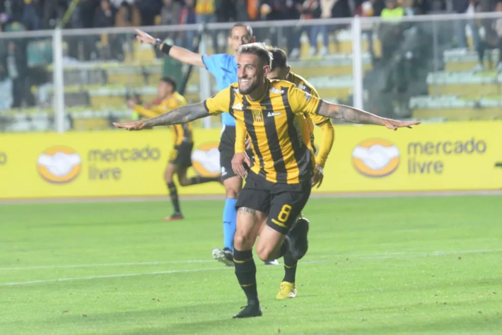 Ursino festeja el gol que le hizo a Gremio. Foto: Andrés Rojas.