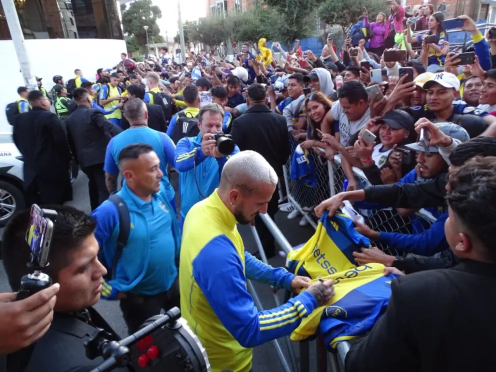 Darío Benedetto firma autógrafos a los hinchas de Boca en Sucre. Foto APG