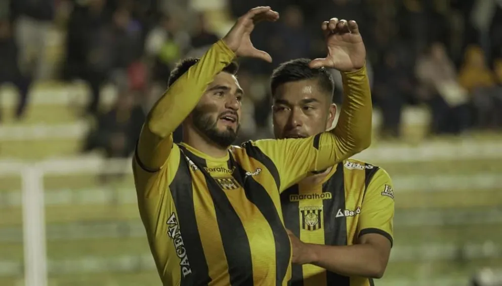 Enrique Triverio celebra su gol anunciando que será papá. Se acerca para felicitarlo Víctor Cuéllar. Foto: APG