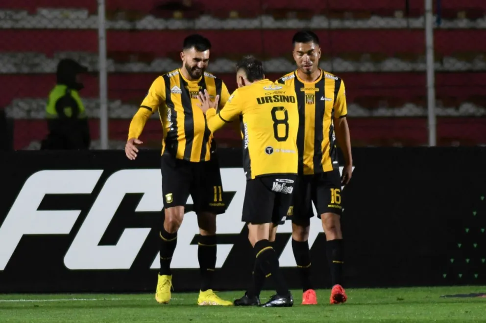 Ursino, autor del primer gol, se acerca para felicitar a Triverio, quien marcó la segunda conquista para el triunfo atigrado sobre Gremio. Foto: Conmebol.