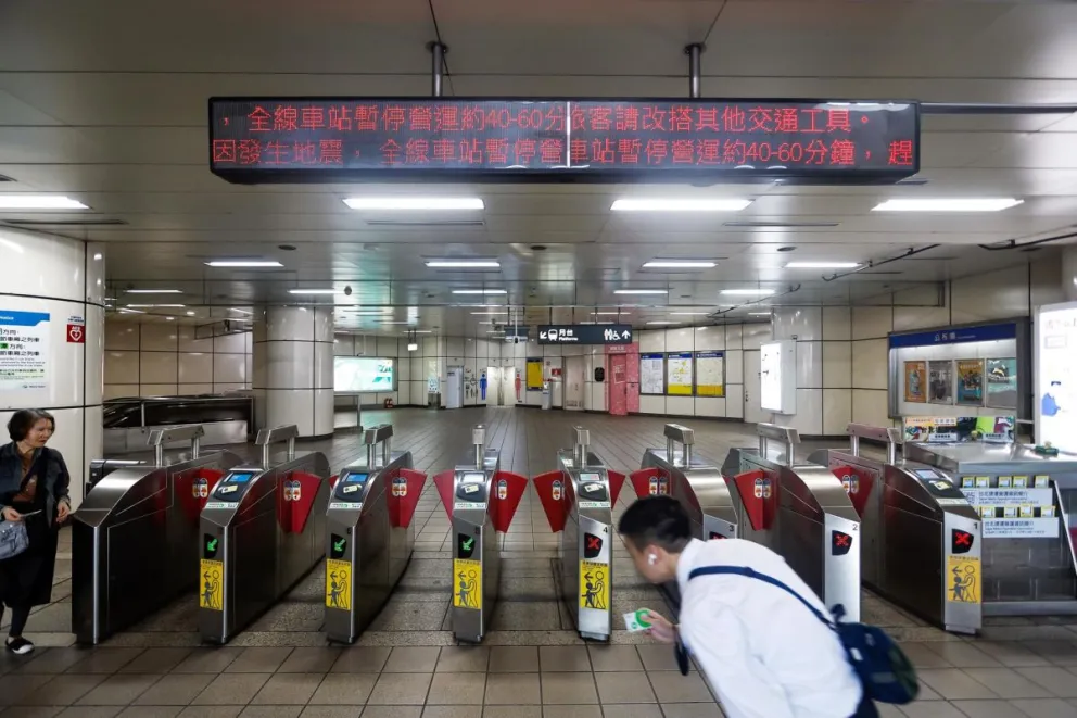 Un hombre pasa junto a un cartel que muestra un anuncio de suspensión tras un terremoto cerca de Hualien, en una estación de metro en Taipéi (Taiwán). Foto: EFE