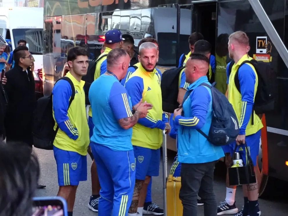 Los jugadores de Boca Juniors a su arribo a la ciudad de Sucre. Foto APG