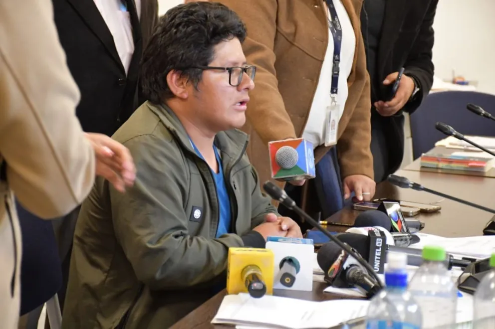 El presidente de la Comisión Mixta de Justicia Plural, Roberto Padilla, en conferencia de prensa. Foto. Cámara de Senadores