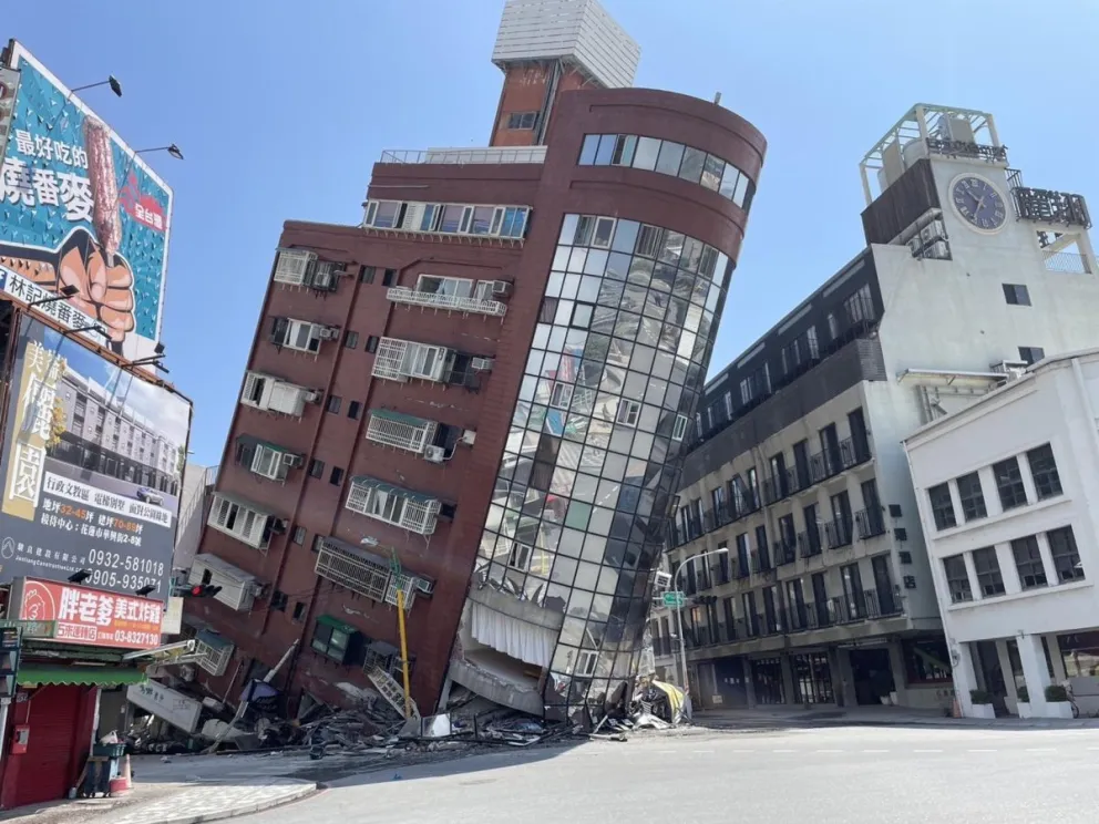 Un edificio derrumbado en una zona de Taipéi. Foto: EFE/EPA/THE CENTRAL NEWS AGENCY TAIWAN OUT 