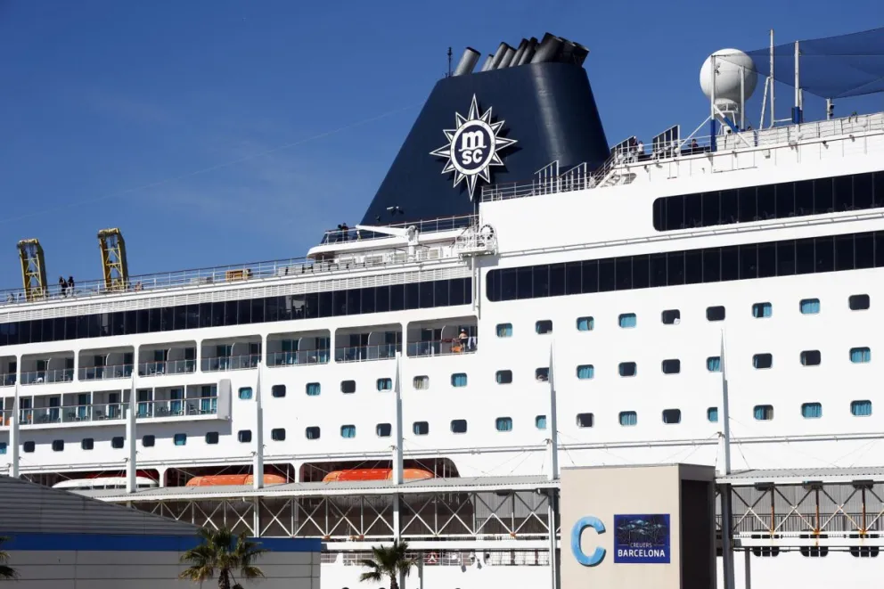 El crucero en el que viajan 69 bolivianos no autorizados a desembarcar en el puerto español de Barcelona. Foto: EFE/Quique García