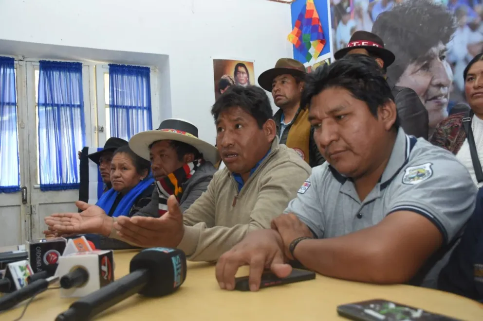 Ponciano Santos y otros dirigentes afines a Evo Morales. Foto: APG