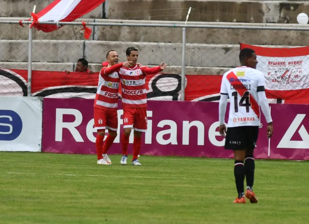 Los jugadores de Independiente celebran el único gol del domingo ante Always. Foto APG