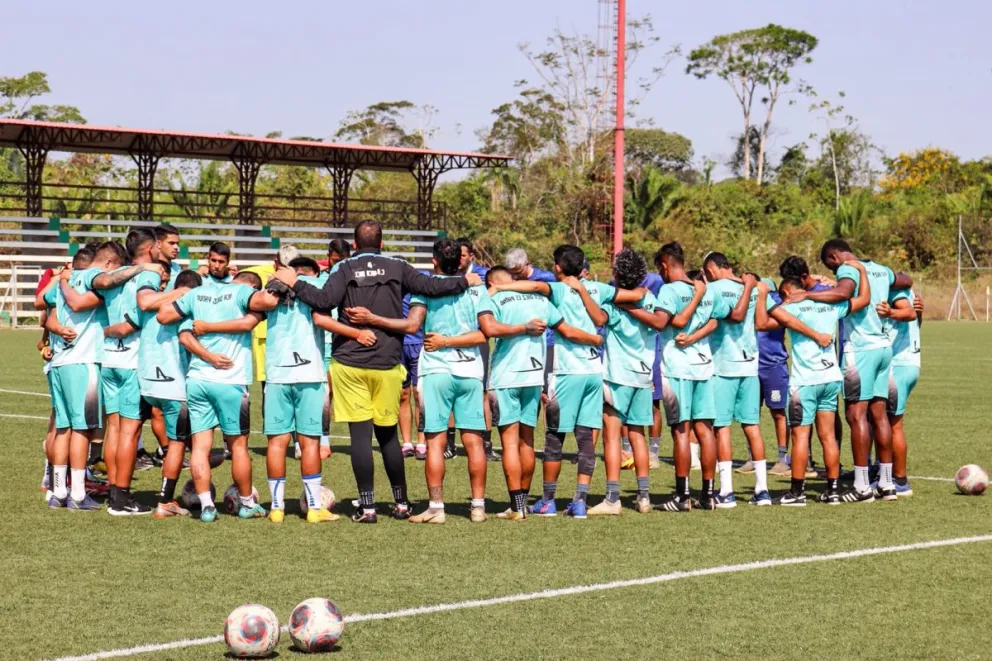 El plantel de 2023 de Vaca Diez en la previa de un entrenamiento en Cobija. Foto: Facebook Vaca Diez.