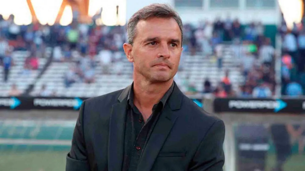Pablo Lavallén, el técnico de The Strongest, al borde del campo de juego. Foto: APG