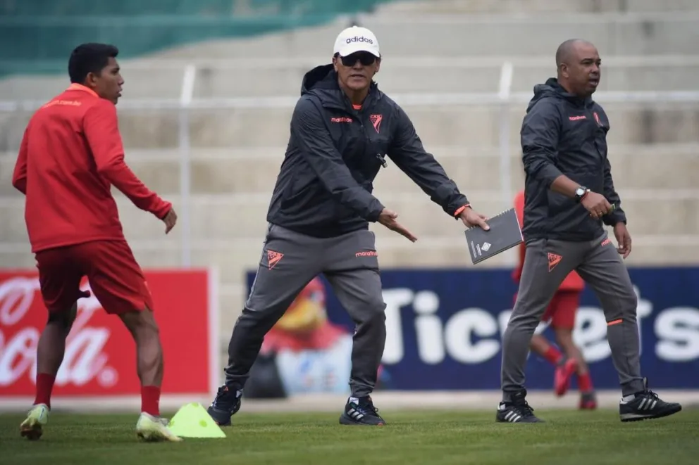 El técnico de Always Ready, Flabio Torres, da instrucciones a sus jugadores en un entrenamiento. Foto: 