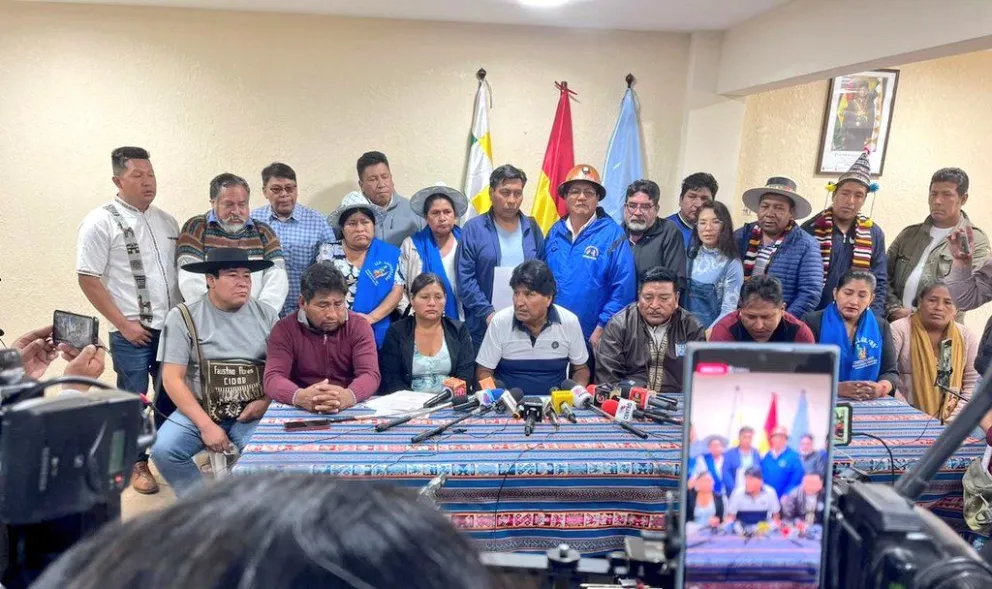 Evo Morales junto a la dirigencia "evista" de su partido este martes. Foto: @evoespueblo