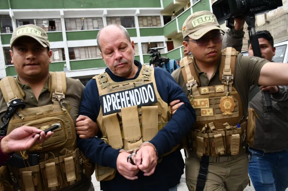 Sergio Rodrigo Méndez Mendizábal (ex jefe de gabinete de Arturo Murillo) llegó a Bolivia y fue trasladado a las instalaciones de la FELCC de la ciudad de La Paz. FOTO  Roberto Aranda. @APGNoticiasBo