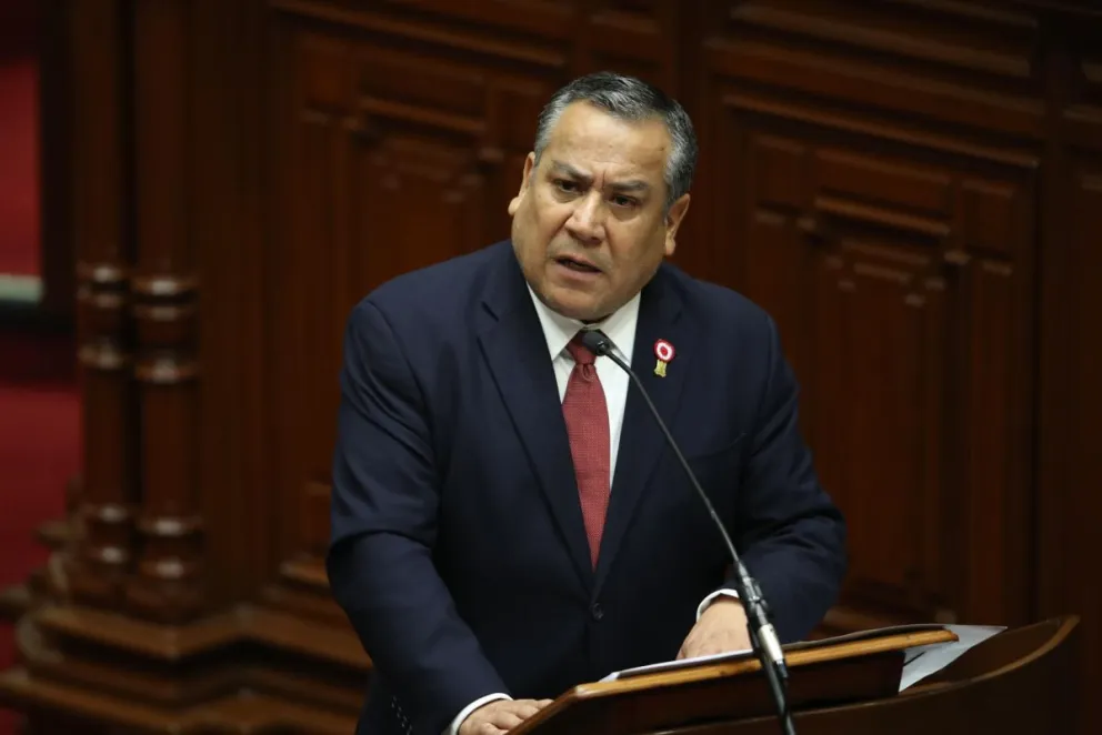 El primer ministro, Gustavo Adrianzén, acude al Congreso para pedir el voto de confianza al Parlamento este miércoles en Lima (Perú). Foto: EFE