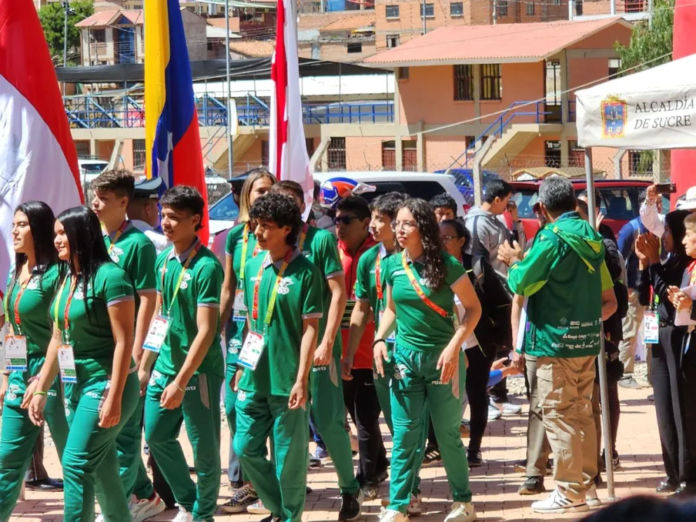 Atletas de la delegación nacional en el acto de este miércoles en Sucre. Foto: Viceministerio de Deportes.