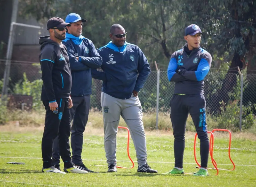 Thiago Leitao (izq.) junto a los miembros de su cuerpo técnico. Foto: club San Antonio