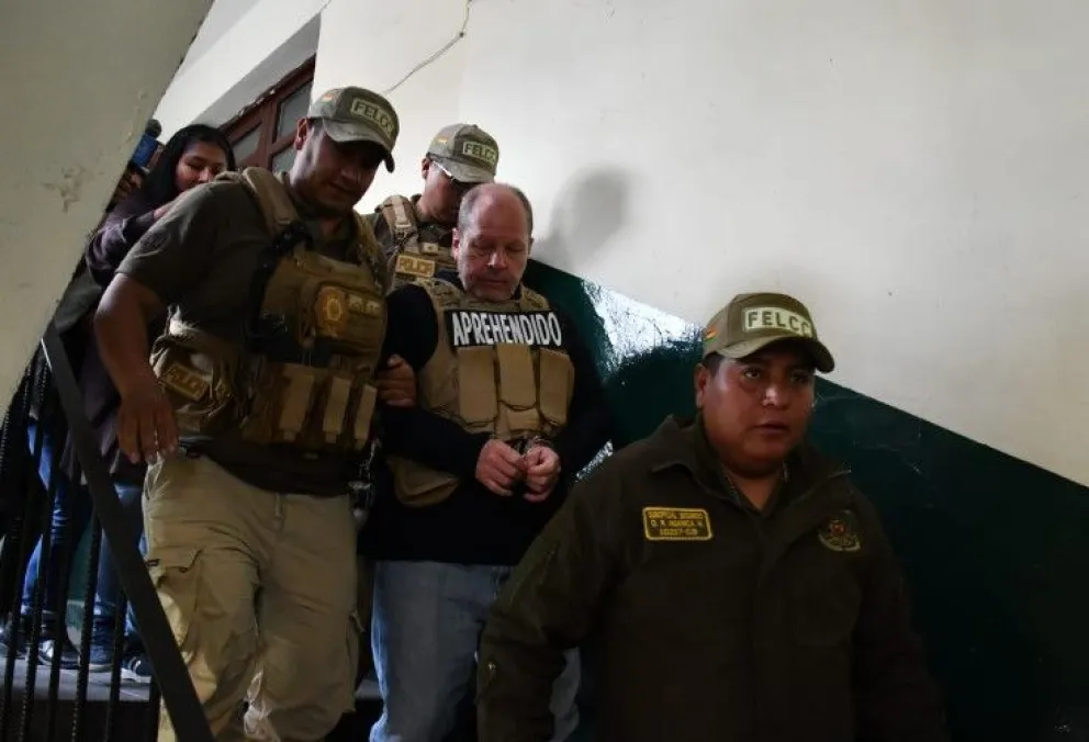 Sergio R.M.M., exjefe de gabinete del exministro de Gobierno, Arturo Murillo, es trasladado por efectivos policiales. Foto: Fiscalía General del Estado.