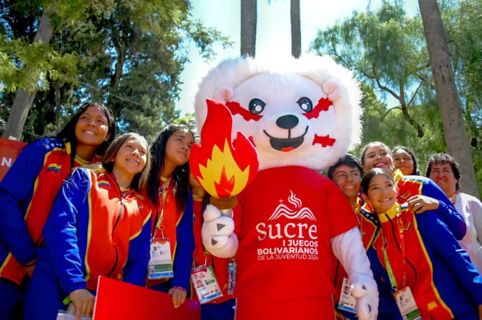 Atletas venezolanos con el león Buquito, la mascota de los Juegos. Foto: Viceministerio de Deportes.