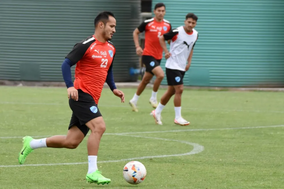 Justiniano domina la pelota en la última práctica de la Academia en Santiago. Foto: Club Bolívar.