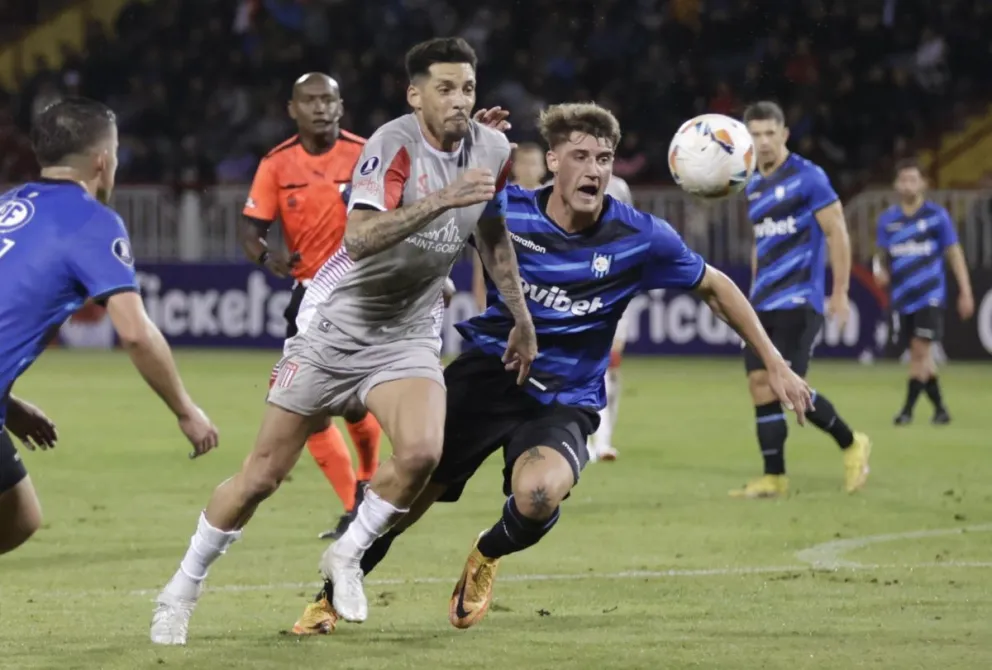 José Sosa (centro), de Estudiantes, trata de superar la marca de Renzo Malanca de Huachipato. Foto: EFE