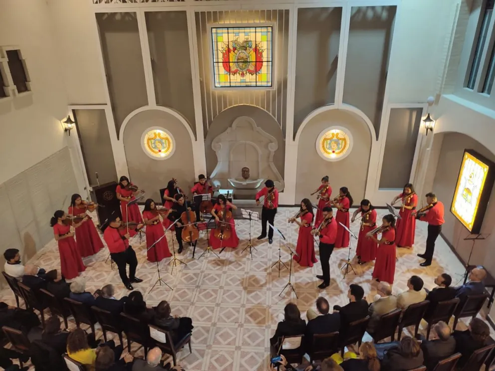 La Orquesta San José Patriarca comparte una colección de piezas durante el lanzamiento del festival en La Paz. Foto: Paulo Lizárraga