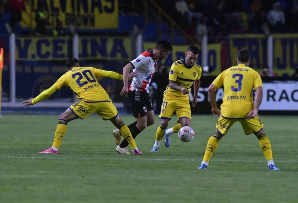 Óscar Baldomar (centro), de Nacional, trata de escapar a la marca de tres rivales. Foto: APG