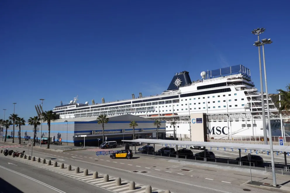 El crucero donde viajan 69 bolivianos no autorizados a desembarcar en el puerto español de Barcelona. Foto: EFE