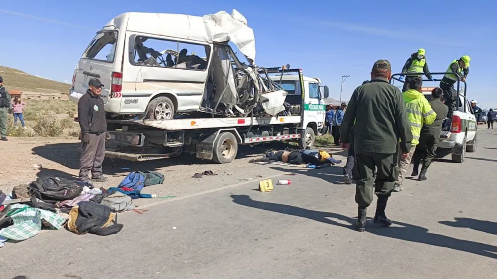 El minibús quedó totalmente destrozado tras el impacto. Foto: APG
