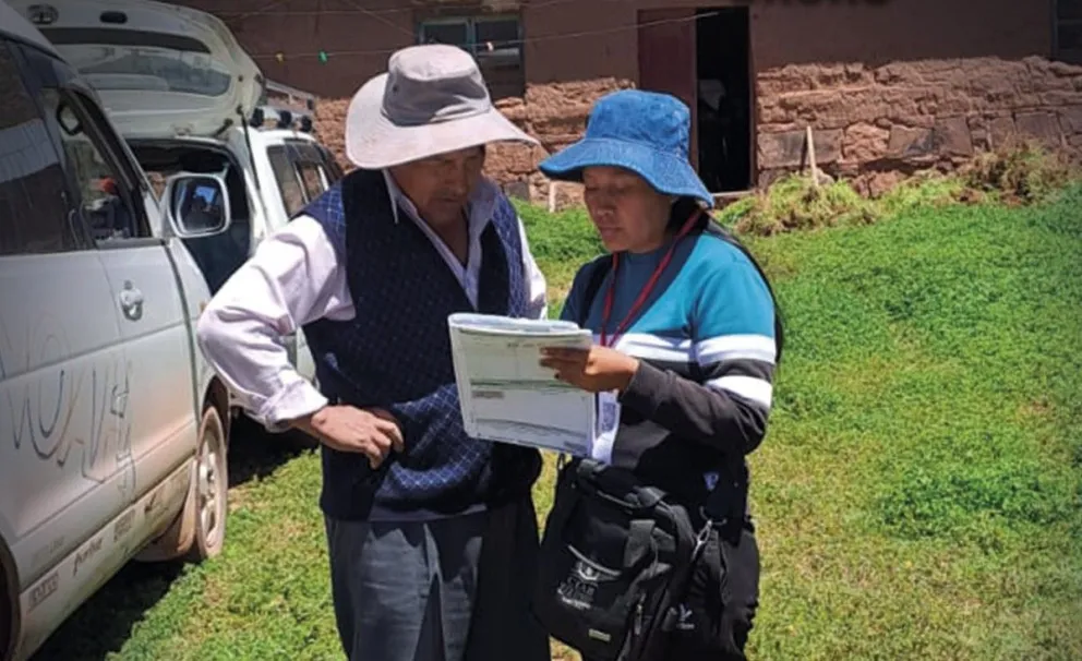 Una voluntaria hace el registro, el día del censo. Foto: INE