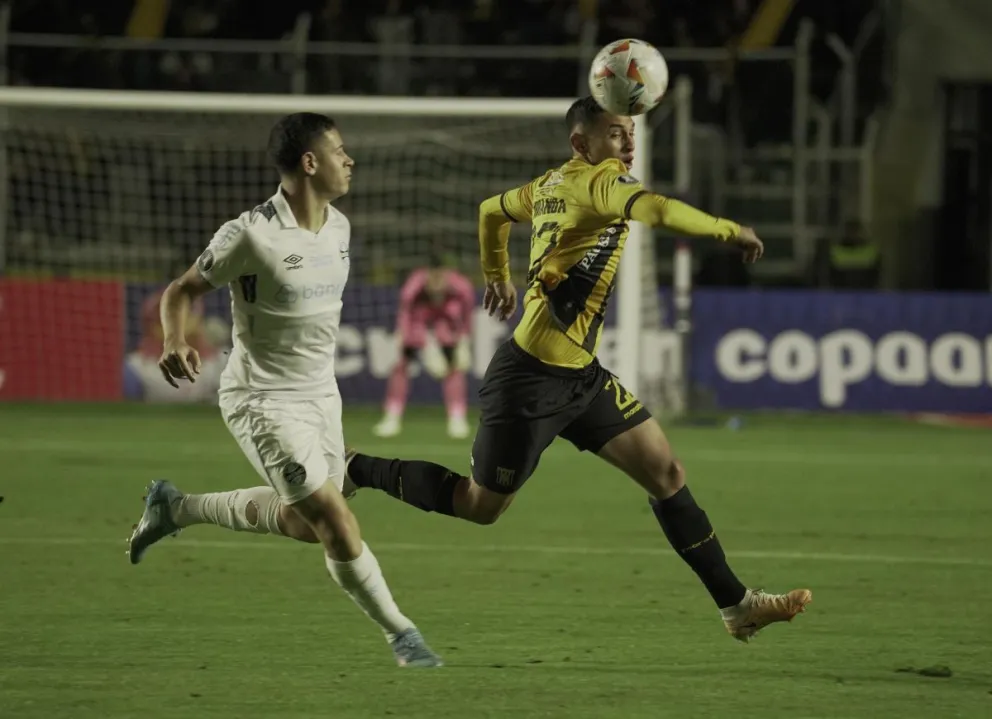 Bruno Miranda se escapa a la marca de un defensor de Gremio. Foto: EFE