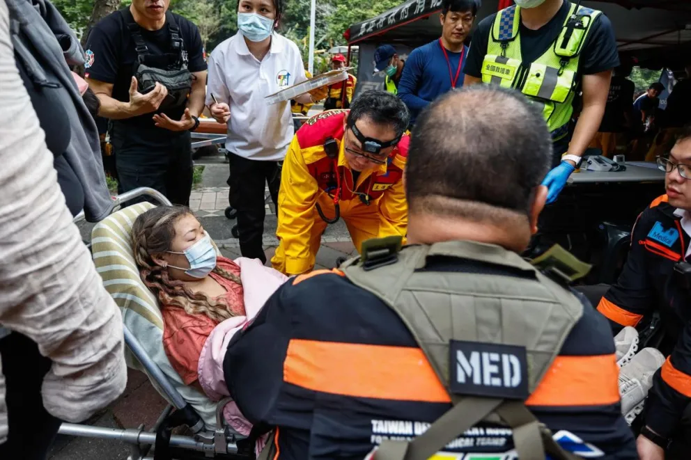 Servicios de emergencia atienden a una herida. Foto: EFE