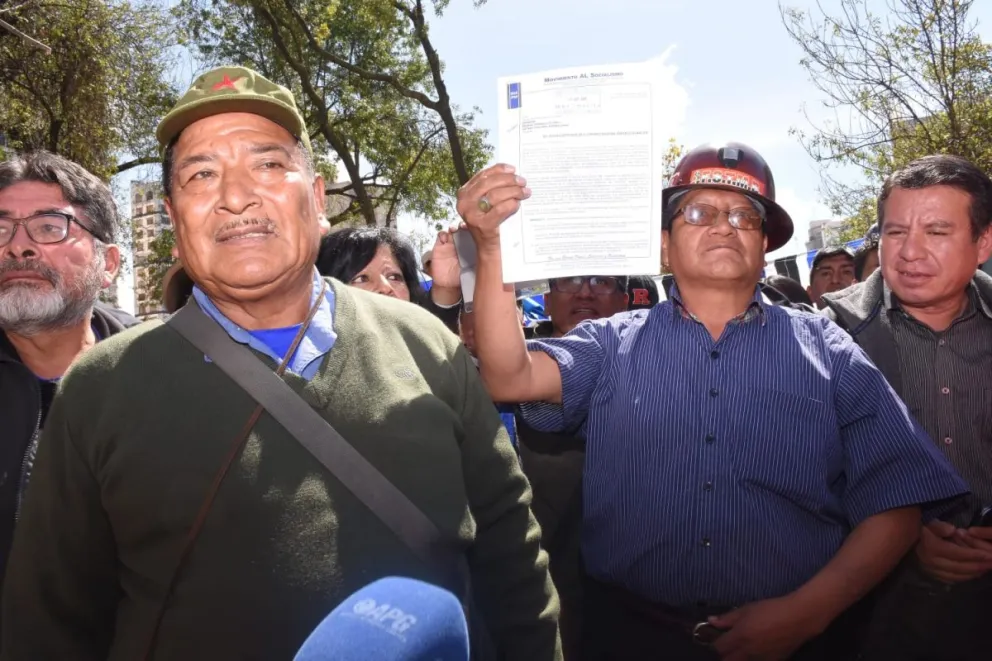 Los dirigentes del MAS "evista" que presentaron la convocatoria para congreso ante el TSE. Foto: APG