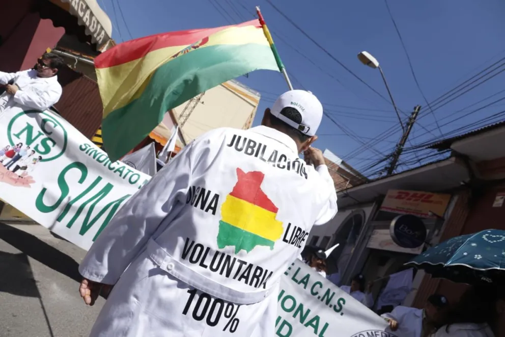 Médicos protestan en las calles en la ciudad de Cochabamba en contra de la "jubilación forzosa". Foto: APG