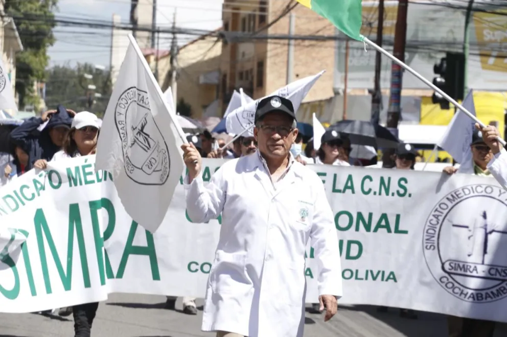 Médicos protestan en contra del proyecto de Ley 035, en la ciudad de Cochabamba. Foto: APG