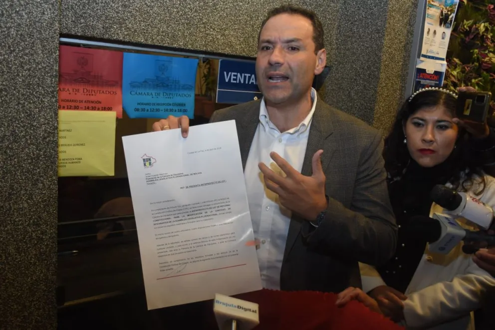 Agustín Zambrana con el proyecto presentado este jueves. Foto: APG