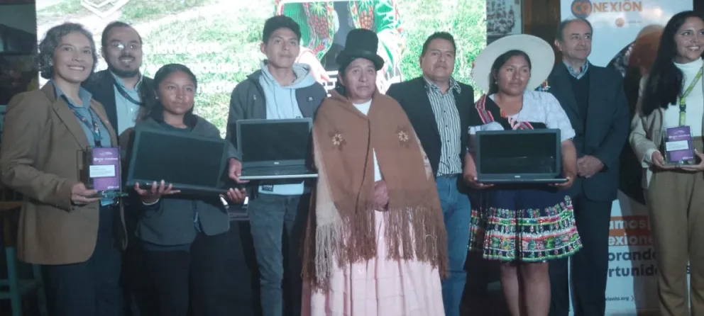 Jóvenes con computadoras portátiles junto al personal de Conexión. Foto: Conexión ICCO Cooperación 