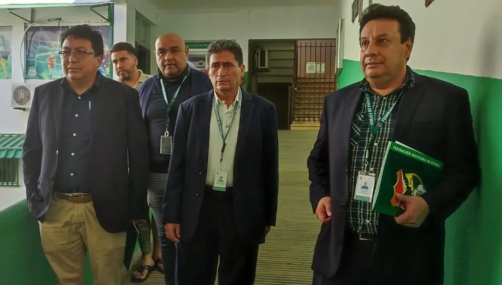 Pablo Osorio (der.) encabeza la comisión especial designada por la FBF para realizar una serie de auditorías al fútbol cruceño. Foto: FBF 