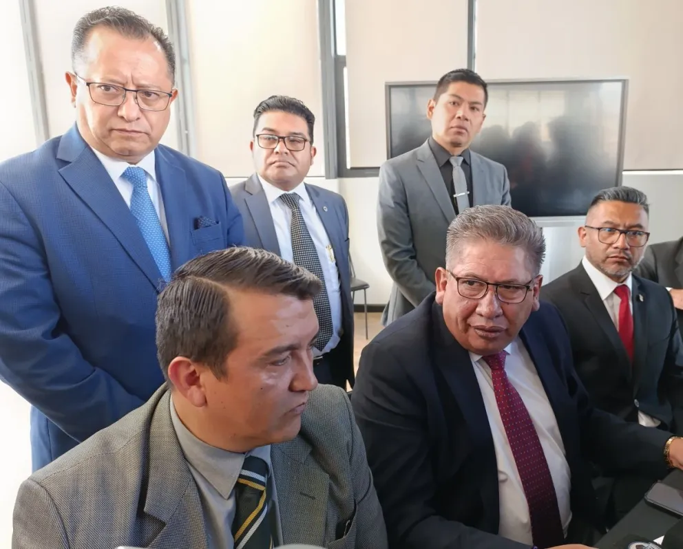 Daniel Terrazas, el presidente Ronadl Crespo y los miembros de la Comisión Especial. Foto: Archivo digital